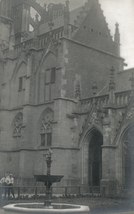3272 Gezicht op de noordoosthoek van de kruisgang van de Dom te Utrecht uit het zuidwesten.